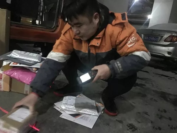 快遞師傅：就是路再滑，也要把每一件包裹送達(dá)
