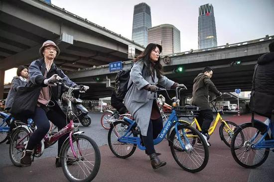  共享單車為北京的上班族解決了“最后一公里”出行問(wèn)題